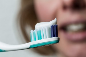 Zahnbürste mit Zahnpasta und Mund mit Klammer
